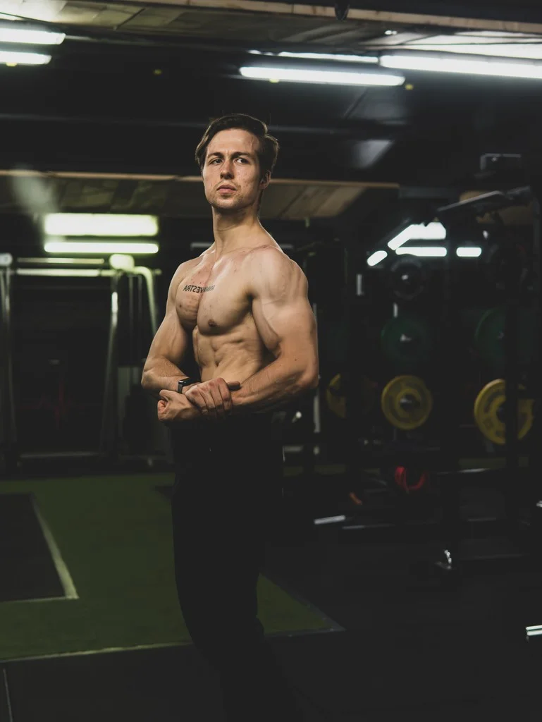 Getrainde man tussen de toestellen in de gym