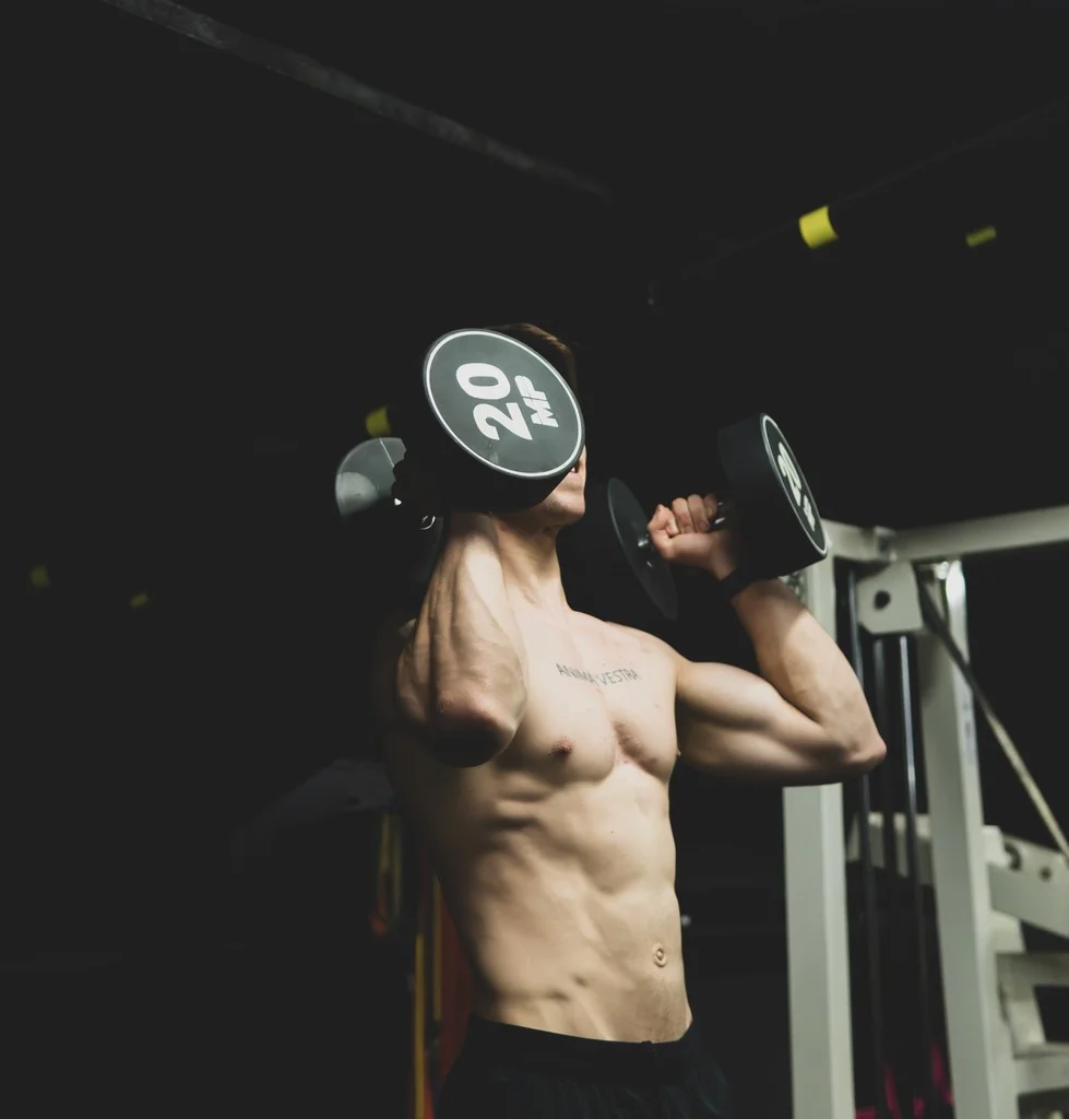 Man doet een schouderpress met een dumbbell