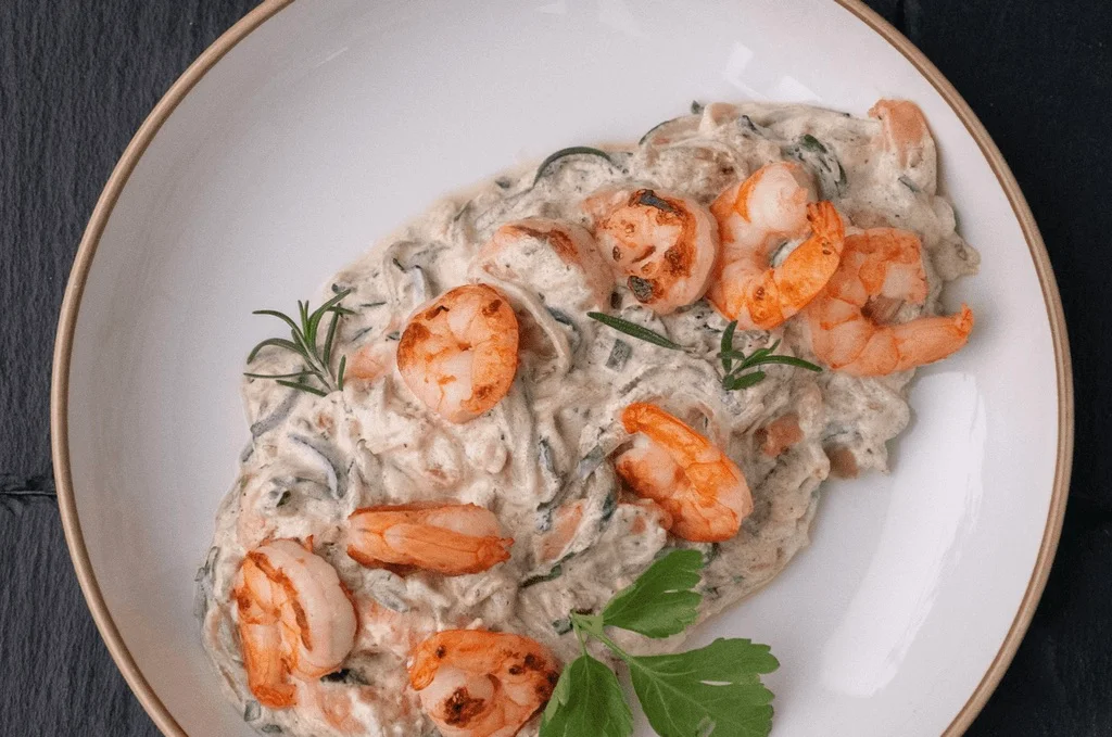 Bord pasta met scampi